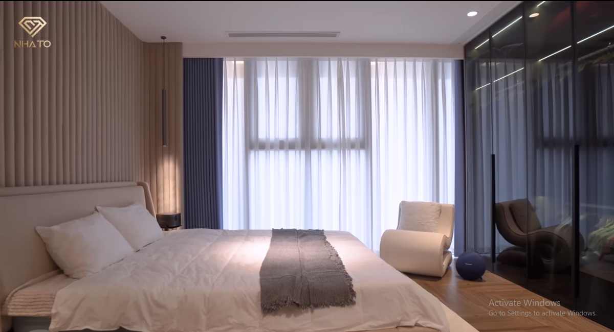 Phòng ngủ master có tủ kính đen lớn cho gia chủ để quần áo.