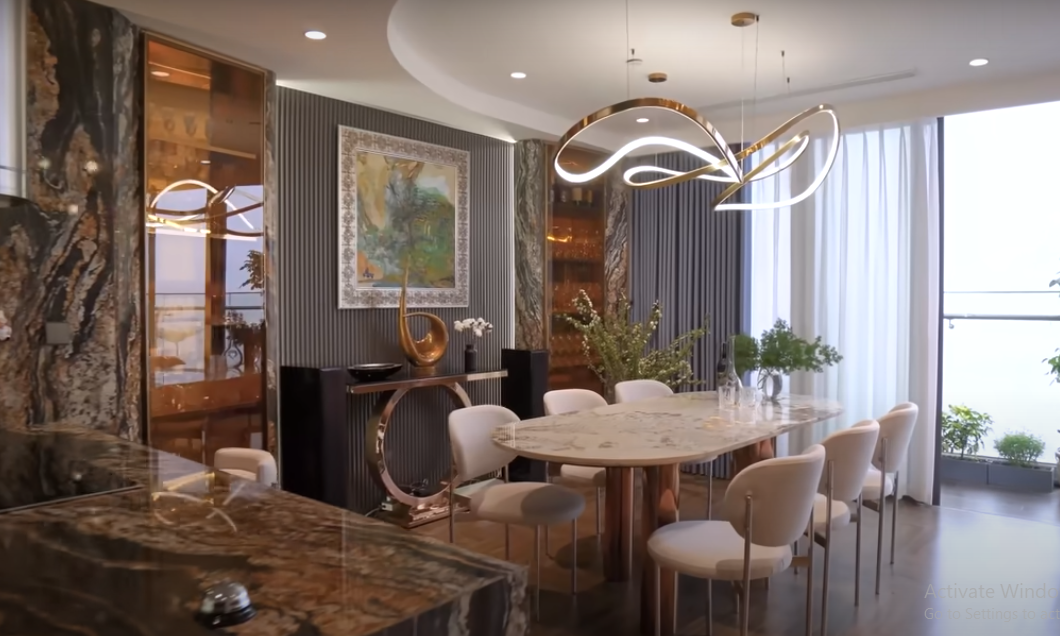 Bàn ăn làm bằng đá thạch anh xuyên sáng.