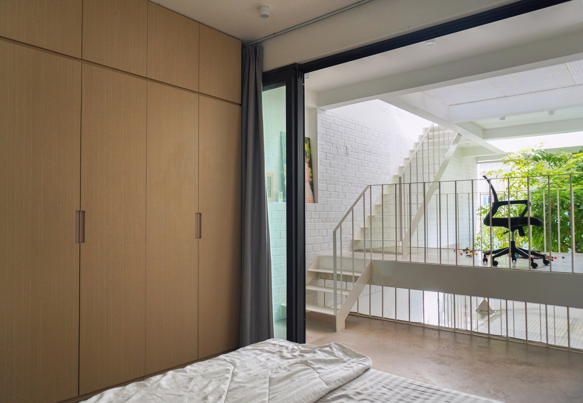 1/3 không gian phía trong là không gian mở nhưng được ngăn chia bằng hệ cửa trượt có thể chủ động tạo sự riêng tư bằng rèm.