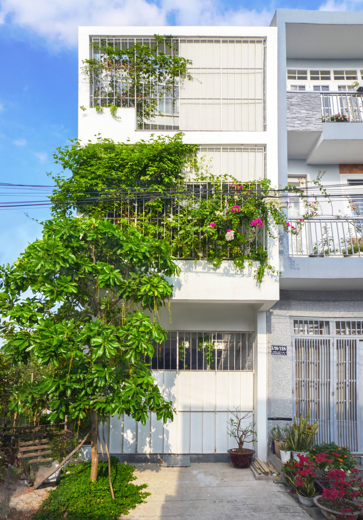 Nhà trong hẻm thường thiếu ánh sáng tự nhiên, thiếu mảng xanh và không gian vui chơi cho trẻ. Do đó, gia chủ mong muốn có một không gian sống khắc phục những hạn chế này với chi phí tiết kiệm nhất.