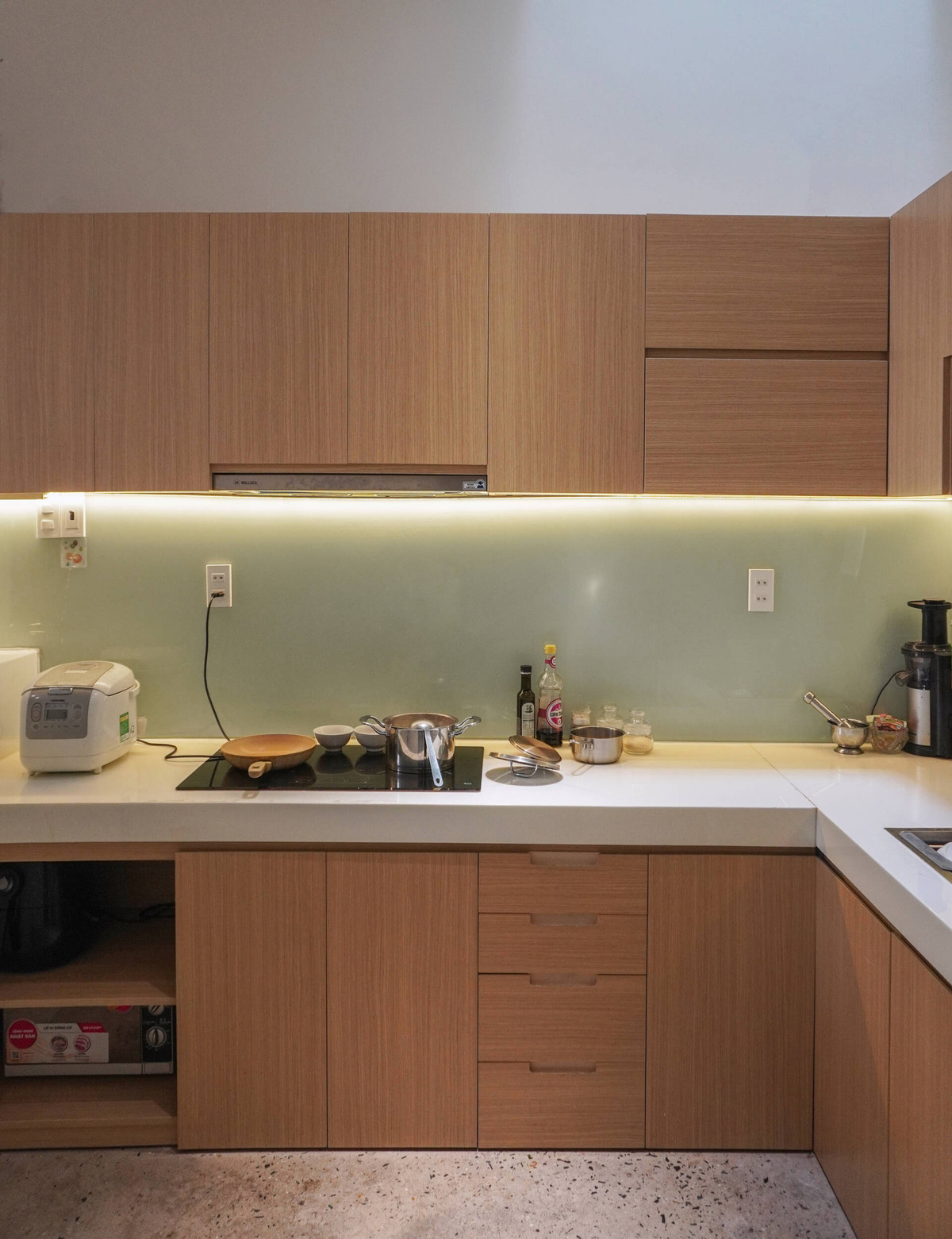 Nhà bếp được đẩy về phía cuối, thiết kế hình chữ L nhỏ gọn, phù hợp với gia đình ít người.