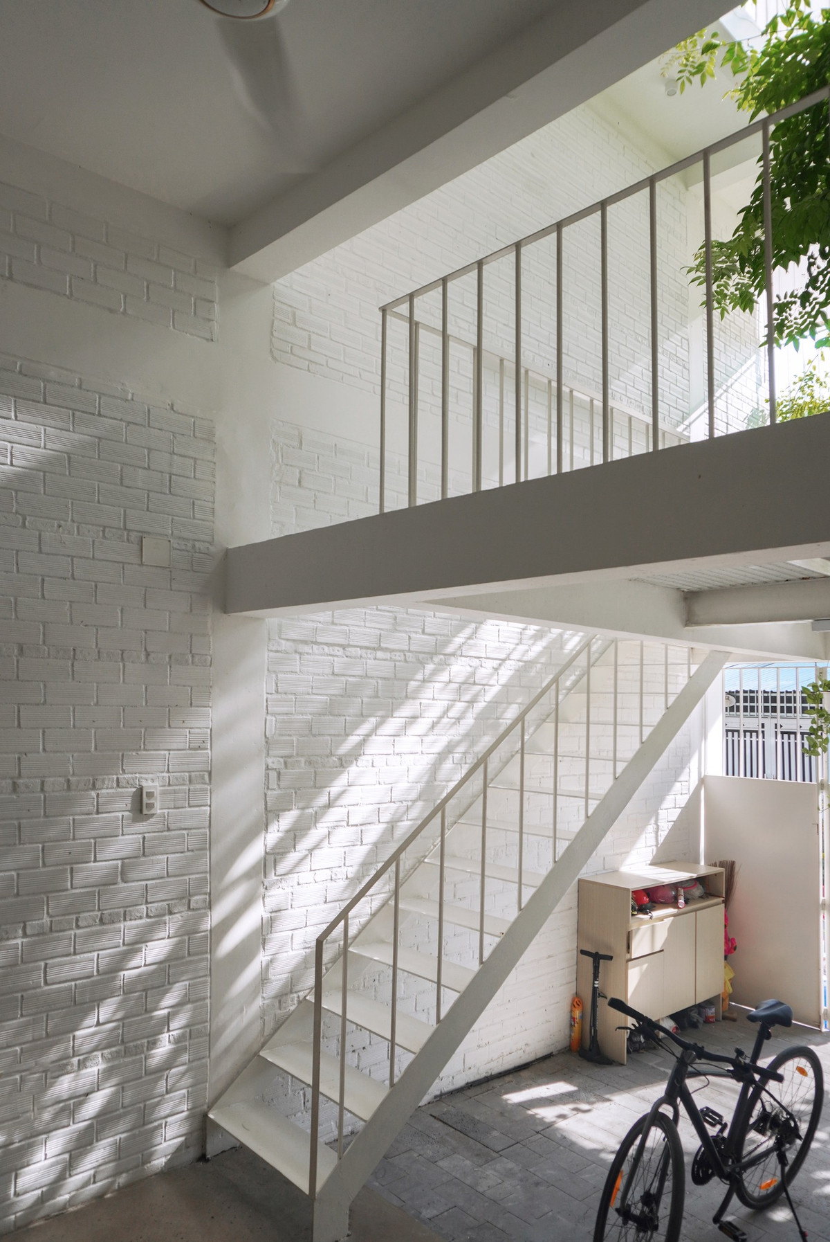 Ngôi nhà thiết kế thô mộc, dựa trên vẻ đẹp của vật liệu và kết cấu, đồng thời hướng đến cách tạo ra không gian sống mở, gần gũi thiên nhiên.