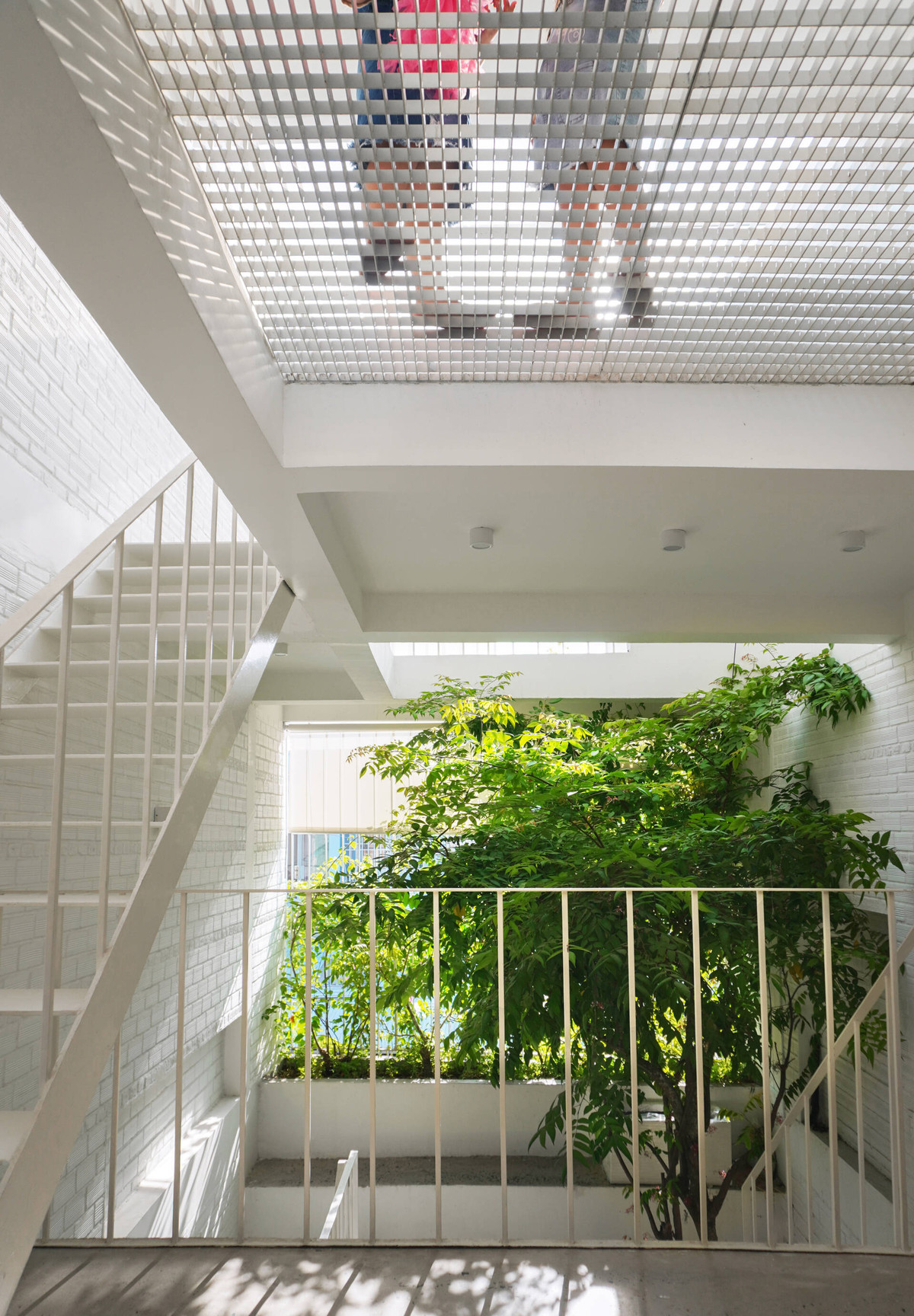Khoảng lưới thép thông tầng đồng thời là khu vực vui chơi của trẻ nhỏ trong nhà.