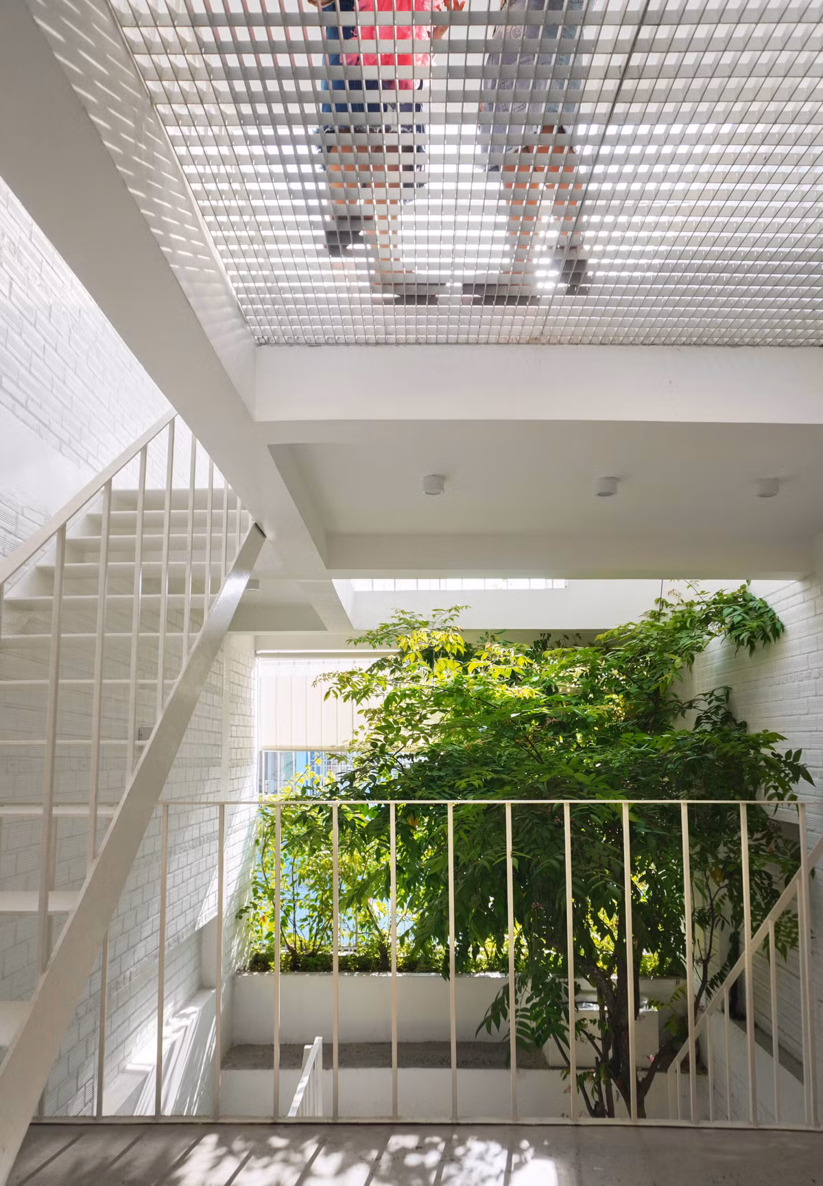 Khoảng lưới thép thông tầng đồng thời là khu vực vui chơi của trẻ nhỏ trong nhà.