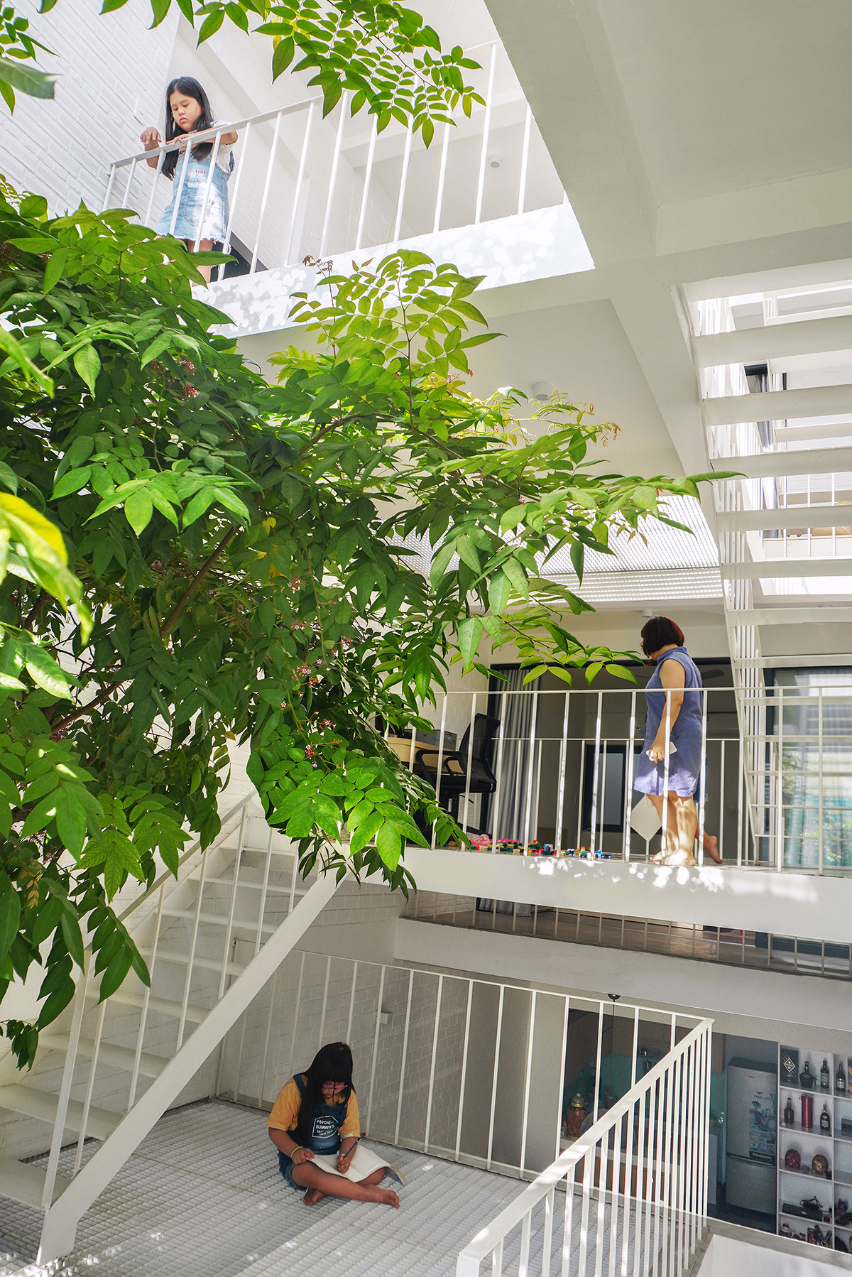 Thay vì một sàn nhà phẳng, xuyên suốt và chia phòng chức năng như thông thường, kiến trúc sư áp dụng phương pháp nâng hạ để phân chia làm 2-3 sàn nhỏ hơn, tạo sân chơi cho trẻ nhỏ.