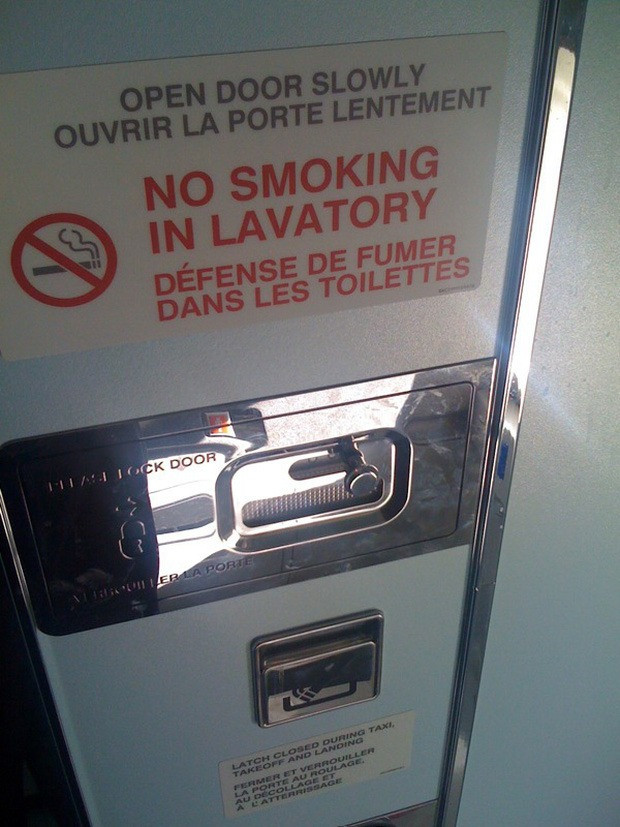 Gạt tàn được được lắp trong phòng vệ sinh, cạnh bồn cầu. Trong trường hợp một người hút thuốc vi phạm các quy tắc và quyết định hút thuốc trong phòng tắm, họ sẽ vứt điếu thuốc của mình vào gạt tàn thay vì ném vào thùng rác và có thể gây ra hỏa hoạn. Nguồn ảnh: Getty Image