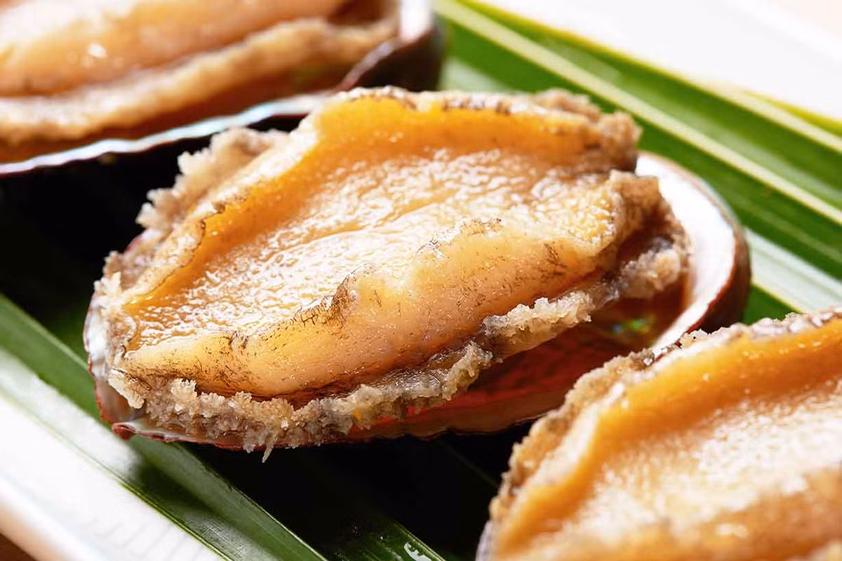 Ngoài ra, quá trình vận chuyển và bảo quản bào ngư tươi không dễ cũng góp phần khiến giá bào ngư cao ngất ngưởng. Ảnh: Getty