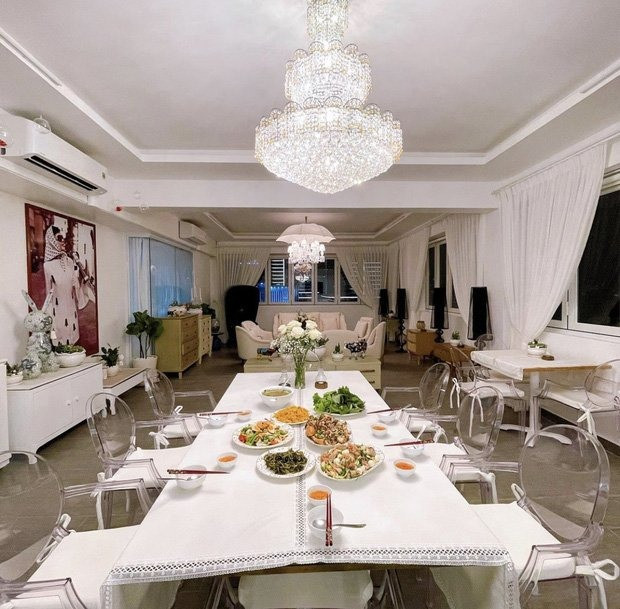 Bên trong biệt thự, người đẹp khéo léo lựa chọn nội thất tiện nghi, hiện đại với tông trắng hợp với màu chủ đạo của biệt thự.