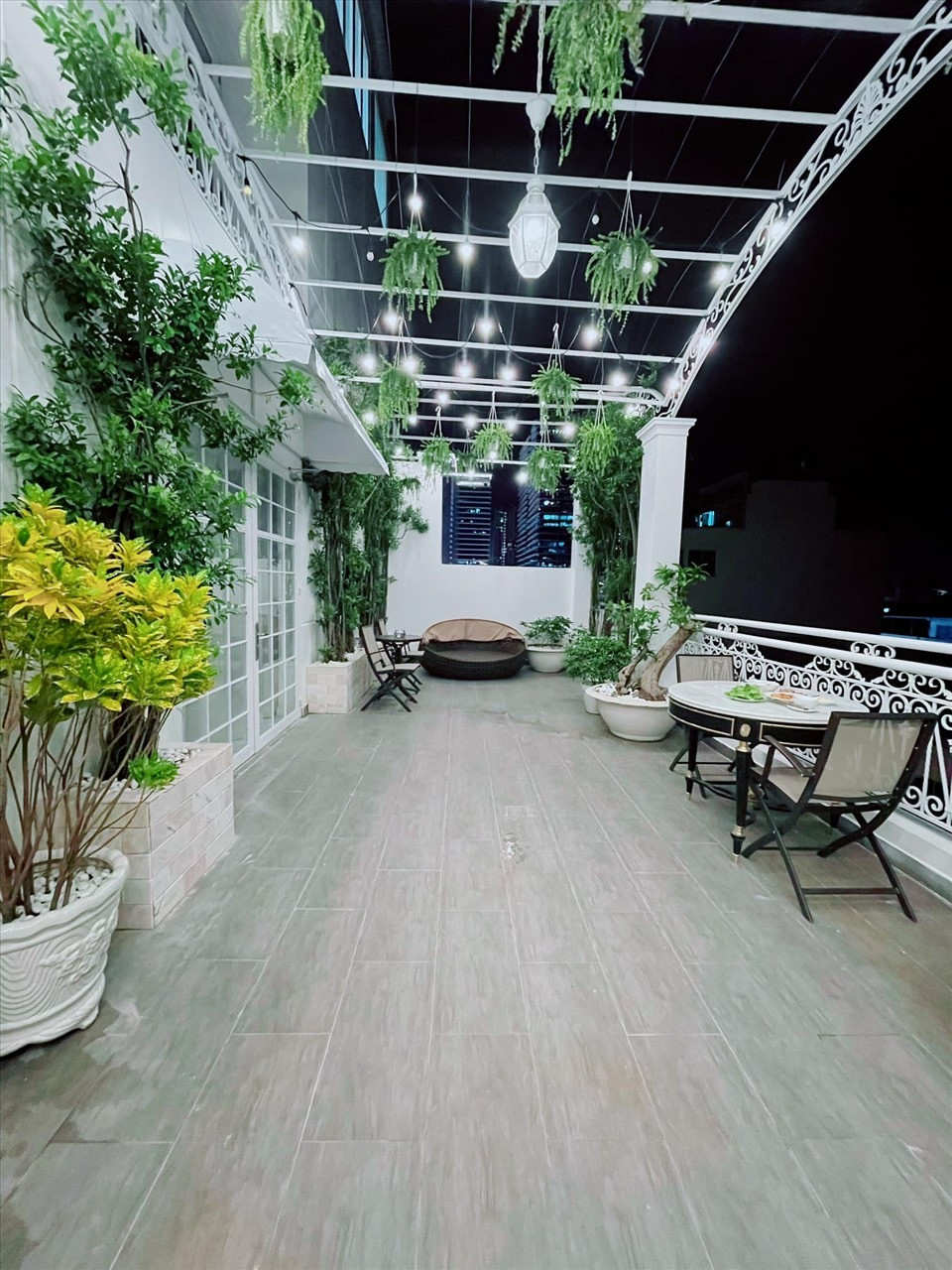 Ấn tượng nhất trong cơ ngơi của Lý Nhã Kỳ là ban công tràn ngập cây xanh.