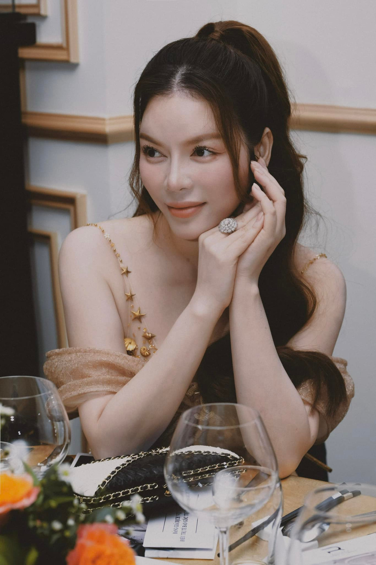 Lý Nhã Kỳ sinh năm 1982 tại Vũng Tàu, là diễn viên, nhà đầu tư điện ảnh, doanh nhân. Trong showbiz, Lý Nhã Kỳ được biết là nghệ sĩ giàu có, sở hữu khối tài sản đồ sộ.