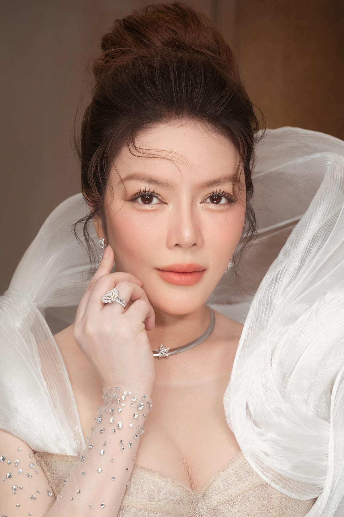 Mới đây, Lý Nhã Kỳ bức xúc tiết lộ hình ảnh bị nhiều người lạ mặt theo dõi, xâm nhập nhà riêng. Sự việc thu hút sự quan tâm của công chúng.