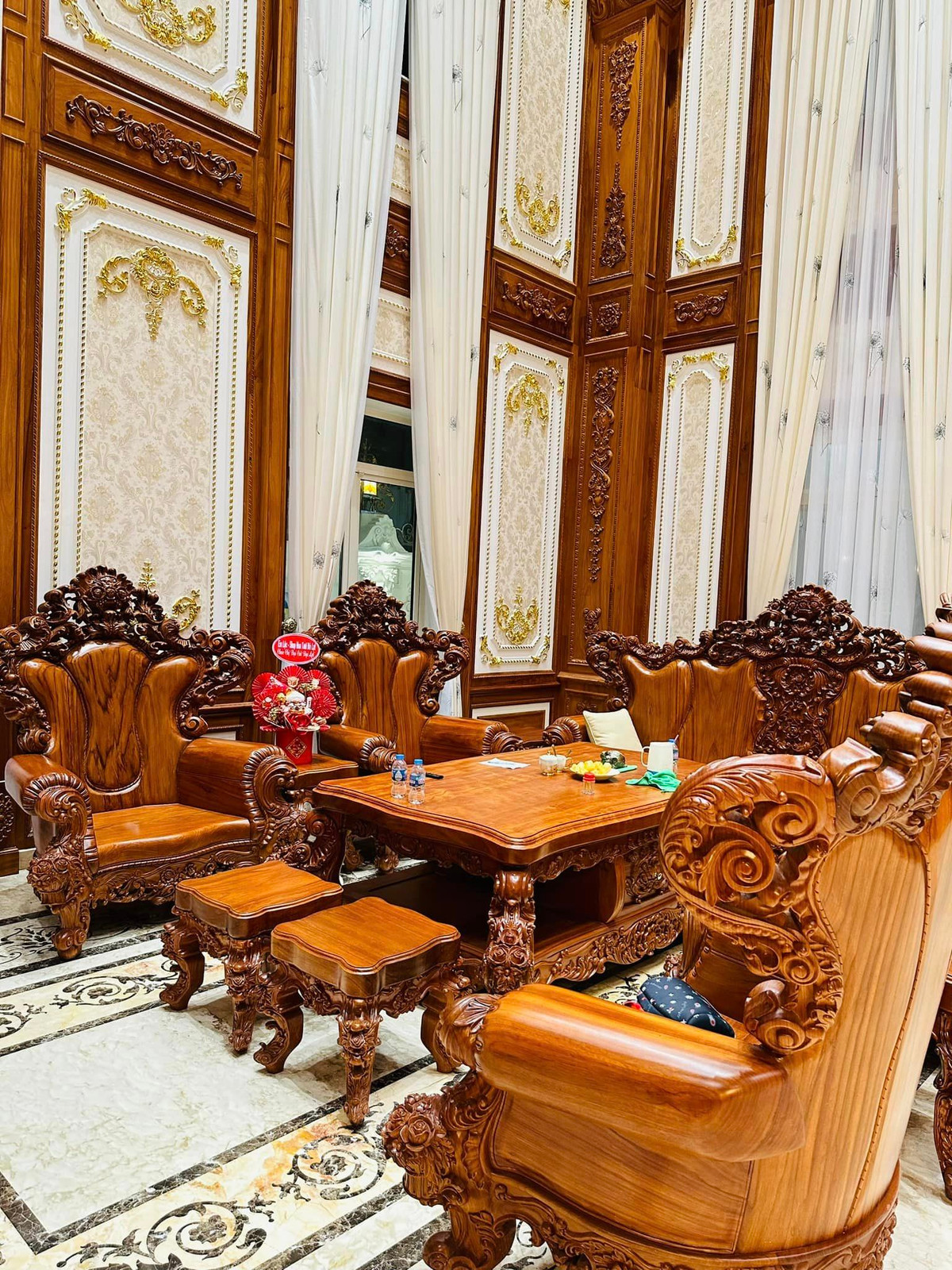 Ai cũng choáng ngợp trước vẻ đẹp tỉ mỉ đến từng chi tiết của kiến trúc cổ điển Đông Tây. Ảnh: Facebook Bích Trâm