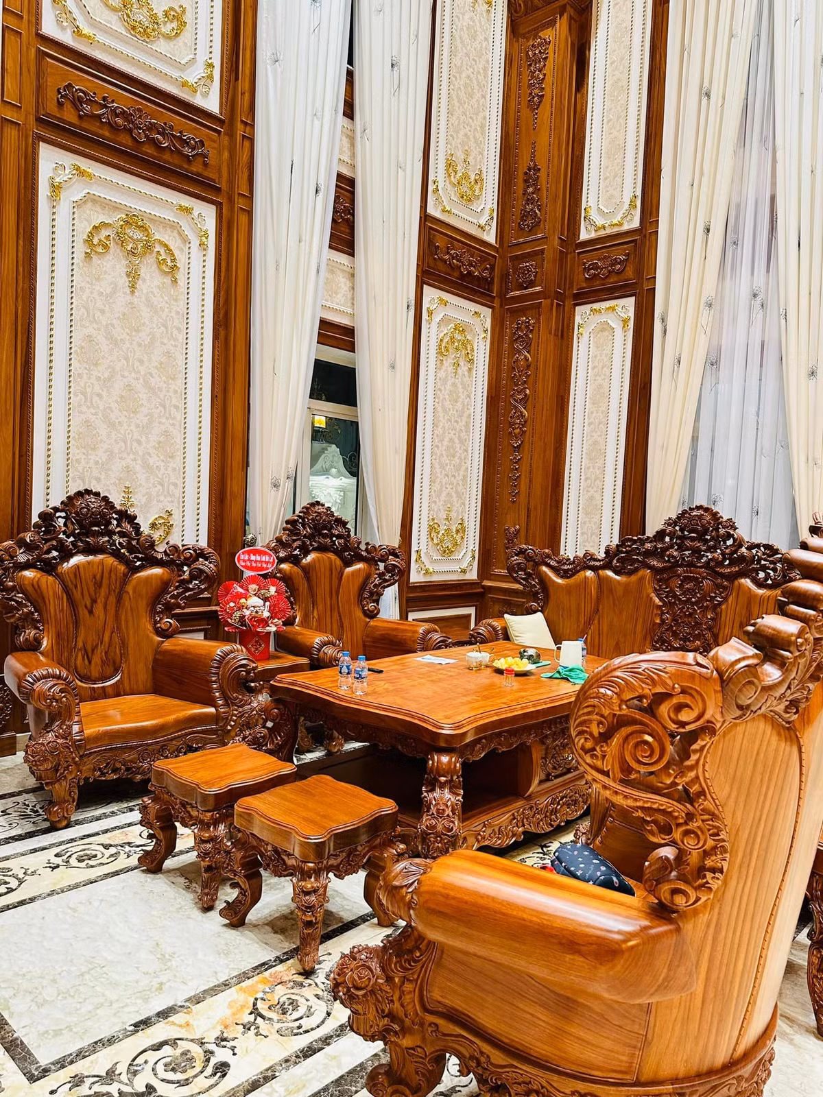 Ai cũng choáng ngợp trước vẻ đẹp tỉ mỉ đến từng chi tiết của kiến trúc cổ điển Đông Tây. Ảnh: Facebook Bích Trâm