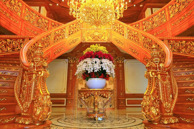 Gỗ đỏ từ Lào được sử dụng cho nhiều hạng mục như cửa, cầu thang hay trần. Ảnh: Facebook Bích Trâm