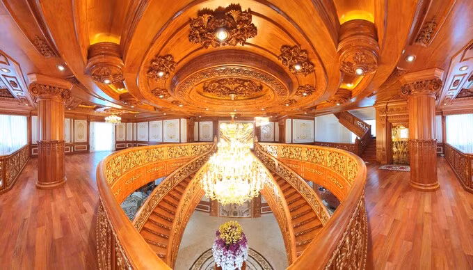 Trong dinh thự có nhiều vị trí được dát vàng nên làm cho kiến trúc càng lộng lẫy hơn. Ảnh: Giadinhonline