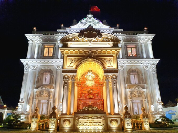 Dinh thự được lấy tên là chữ ghép của gia chủ: ông Nguyễn Ngọc Lang và vợ là bà Lê Thị Truyền. Ảnh: Giadinhonline