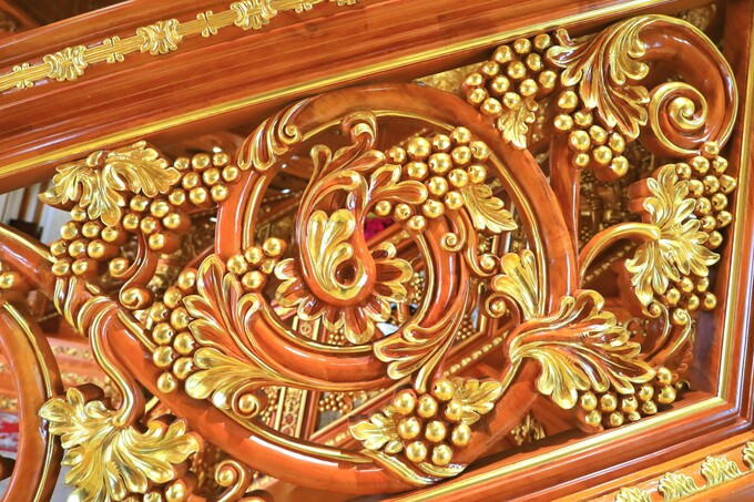 Lan can cầu thang được trang trí hoa văn tỉ mỉ. Ảnh: Giadinhonline