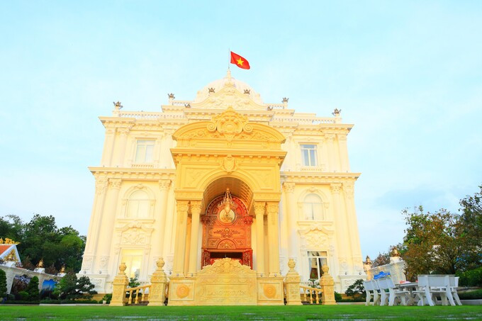 Toà dinh thự cao 28m với 1 tầng trệt, 1 lửng, 1 tầng lầu và 1 tum. Ảnh: Giadinhonline