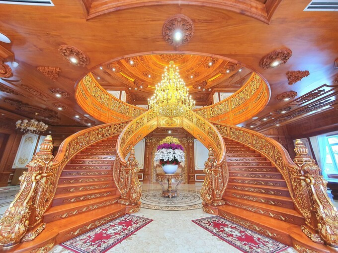 Cầu thang chính giữa sảnh xây theo phong cách cổ điển, hoàn toàn bằng gỗ, được dát vàng 24k làm cho dinh thự thêm phần lộng lẫy. Ảnh: Giadinhonline