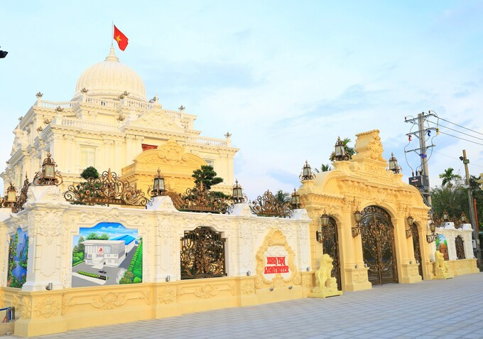 Sau hơn 3 năm xây dựng, dinh thự Lang Truyền được xây dựng trên khu đất 3.000m2 tại xã Giai Xuân, huyện Phong Điền, TP. Cần Thơ đã hoàn thành với kinh phí lên tới 150 tỷ đồng. Ảnh: Giadinhonline