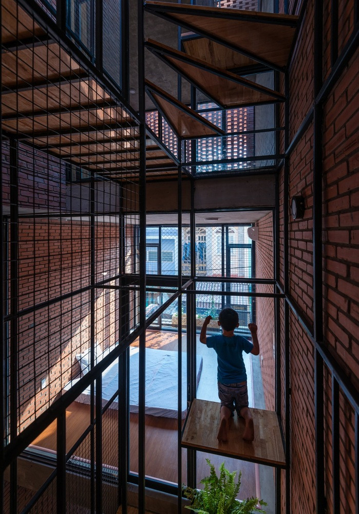 Để tiết kiệm chi phí, kiến trúc sư đơn giản hóa các chi tiết, vật liệu và nội thất cũng như tối ưu hóa các không gian chức năng và giảm chiều cao mỗi tầng.