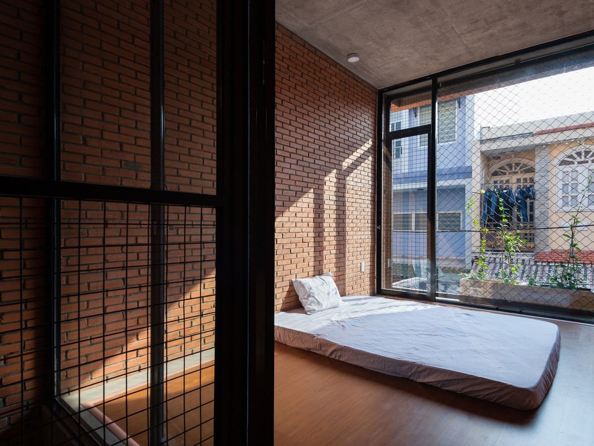 Căn nhà được xây dựng cho 2 anh chị em với 2 tầng, mỗi tầng là một phòng ngủ.