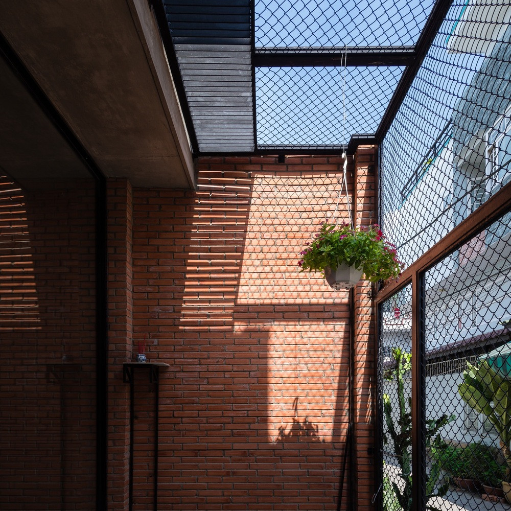 Nhờ mái kính và tường gạch lỗ, ngôi nhà luôn tràn ngập ánh sáng.