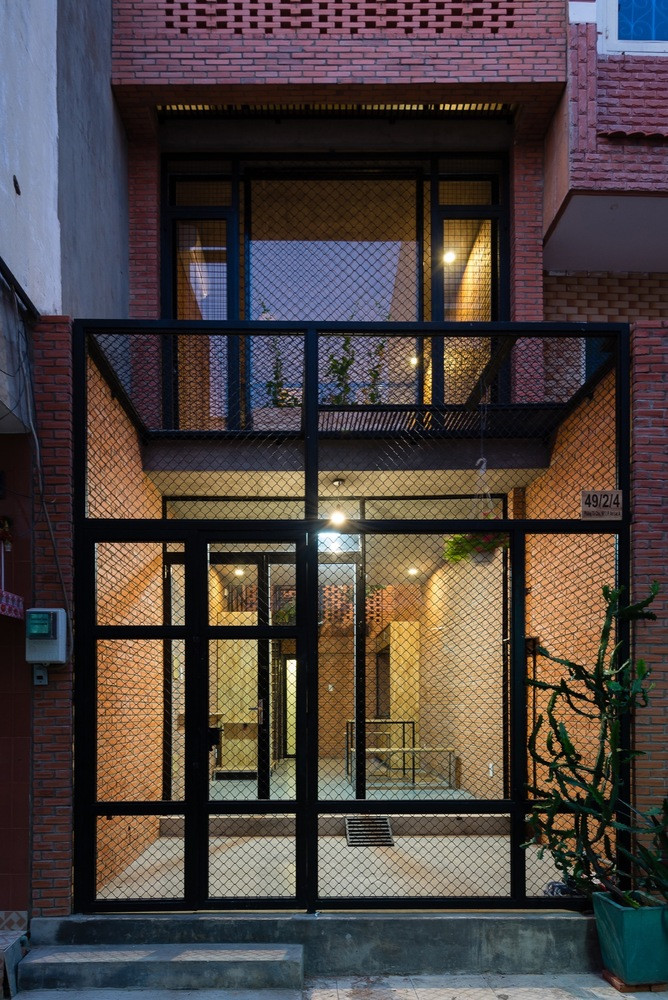 Kiến trúc sư đề nghị không trát vữa cho ngôi nhà phố mà dùng luôn gạch thô để làm mặt tiền cũng như nội thất.