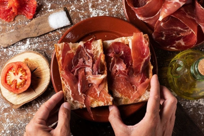 Do được nuôi hữu cơ, chủ yếu bằng hạt sồi nên thịt lợn muối Iberico có mùi thơm của hạt sồi rất đặc trưng. Ảnh: Getty