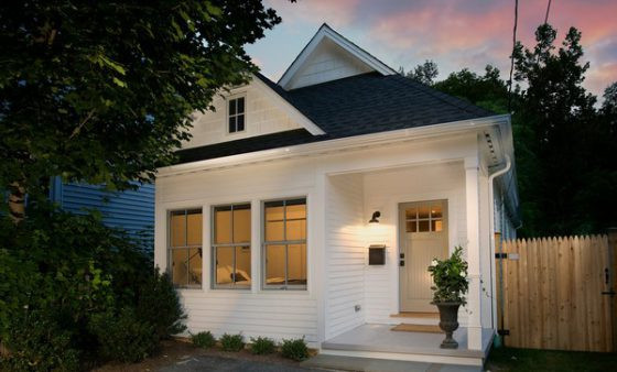 Sự kết hợp giữa mái thái đen có độc dốc, mái đua vừa phải và sơn màu trắng ngoại thất, căn nhà thể hiện rõ nét sự sang trọng. Ảnh: Wedo