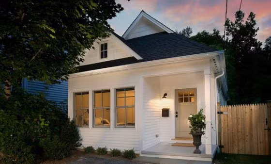 Sự kết hợp giữa mái thái đen có độc dốc, mái đua vừa phải và sơn màu trắng ngoại thất, căn nhà thể hiện rõ nét sự sang trọng. Ảnh: Wedo