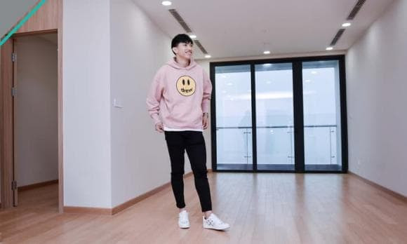 Sau màn cầu hôn, nhiều khán giả tò mò về nơi ở của cặp đôi sau khi về chung nhà. Nhiều cư dân mạng cho rằng đó có thể là căn hộ tại Hà Nội Đoàn Văn Hậu mua từ năm 2021.