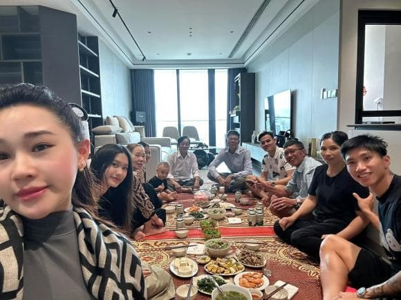 Trong video tân gia nhà mới đây do một người chị thân thiết với Đoàn Văn Hậu chia sẻ, không gian bên trong nhà của nam cầu thủ được tiết lộ.