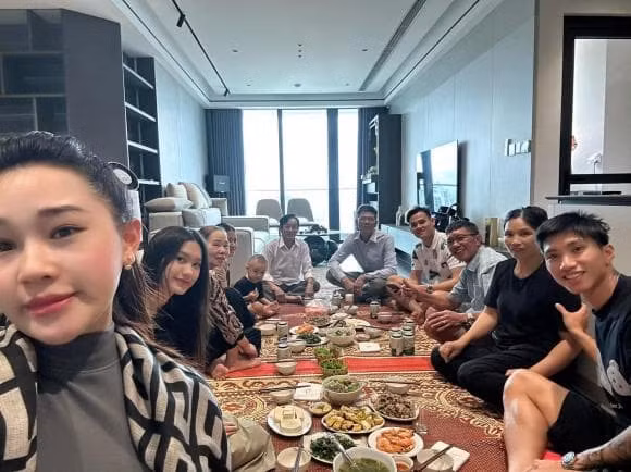 Trong video tân gia nhà mới đây do một người chị thân thiết với Đoàn Văn Hậu chia sẻ, không gian bên trong nhà của nam cầu thủ được tiết lộ.