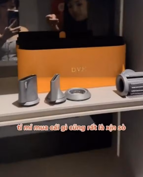 Trong nhà có rất nhiều đồ nội thất, đồ trang trí hiện đại và đắt tiền.