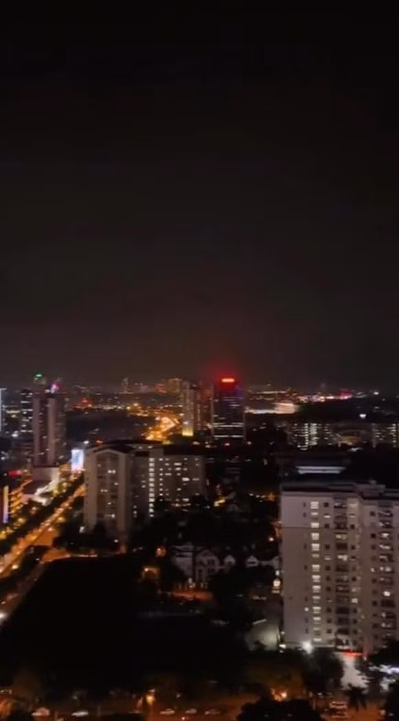 Đặc biệt nhất là từ ban công và phòng tắm đều có thể nhìn thẳng ra SVĐ Mỹ Đình và nhiều khu vực khác trong thành phố, ngắm pháo hoa cực đỉnh. Nguồn ảnh: FBNV, chụp màn hình