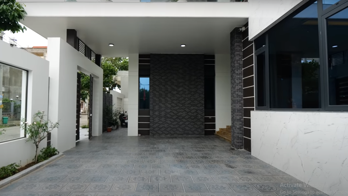 Theo chia sẻ của gia chủ, đây là ngôi nhà có nhiều thế hệ cùng nhau sinh sống. Vì thế, không gian sân vườn rất được chú ý. Một bên là khu vực gara rộng rãi có mái che.