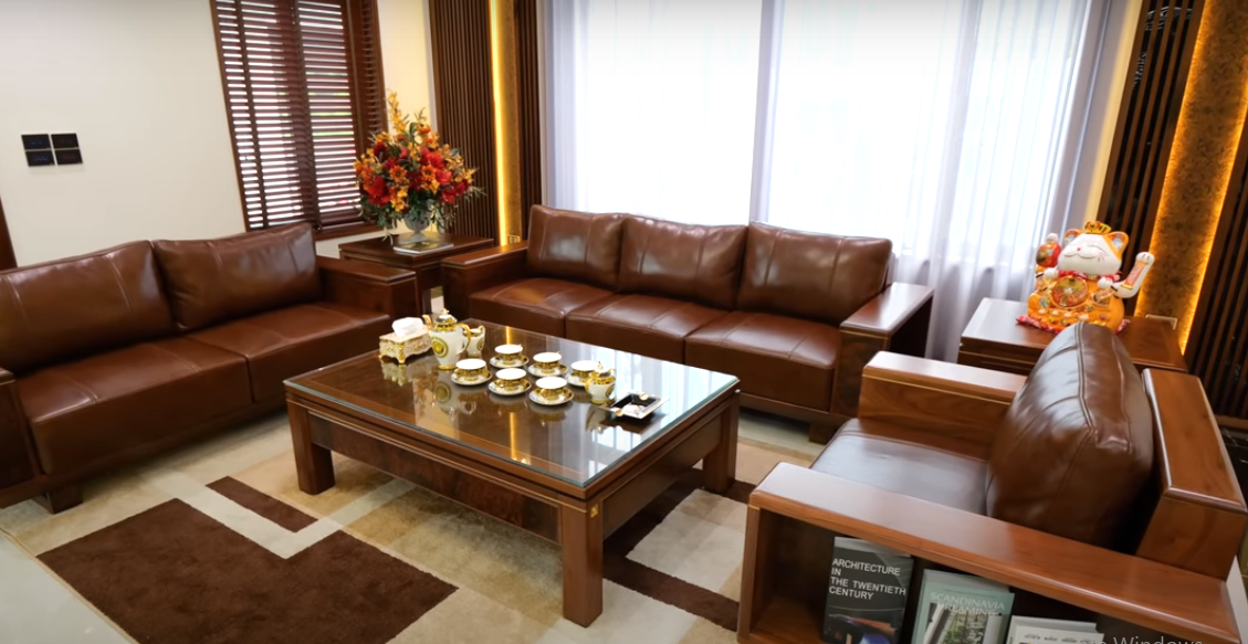 Phòng khách sang trọng với sofa da bò Italia rất êm, mềm mịn.