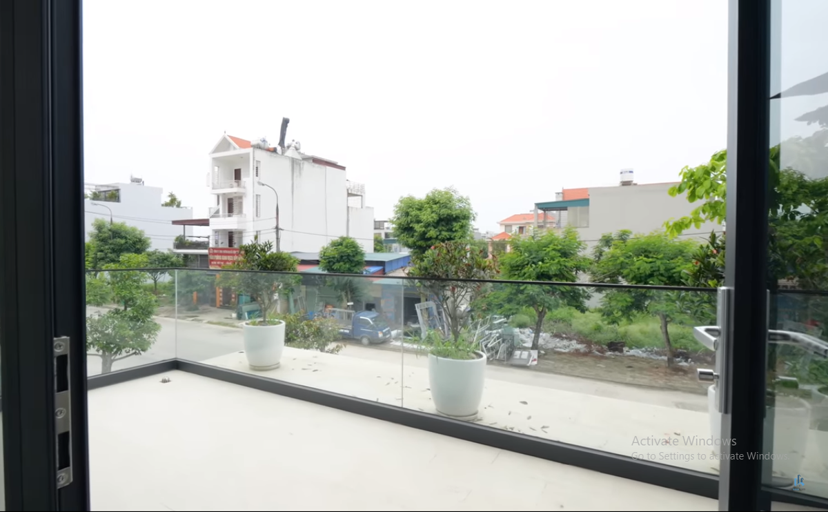 Trong phòng ngủ master có ban công ngắm cảnh và thư giãn.