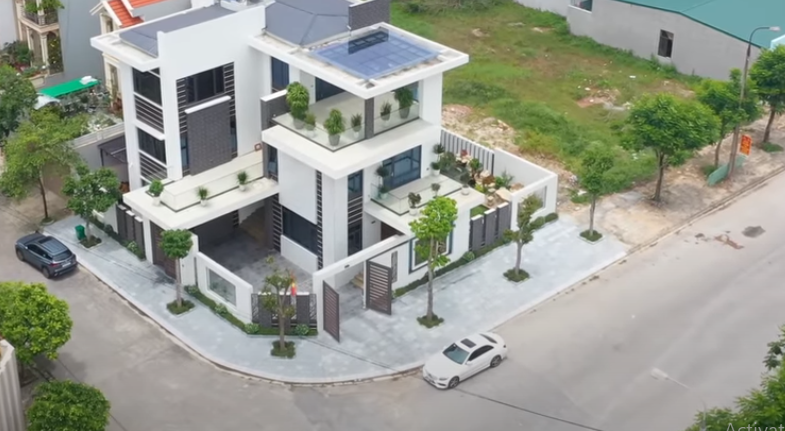 Mới đây, kênh YouTube NhaF giới thiệu căn biệt thự hai mặt tiền nổi bật giữa một góc phố ở Chí Linh (Hải Dương).