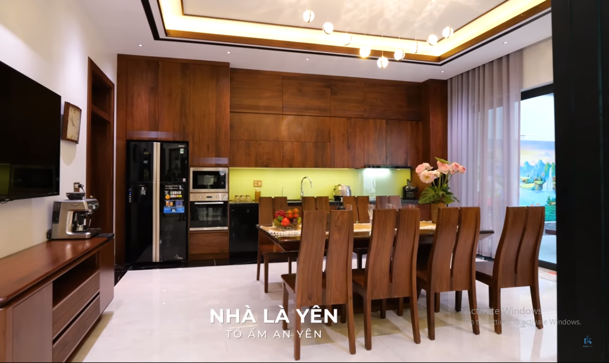 Khu bếp hiện đại với nội thất bằng gỗ óc chó nhập khẩu.