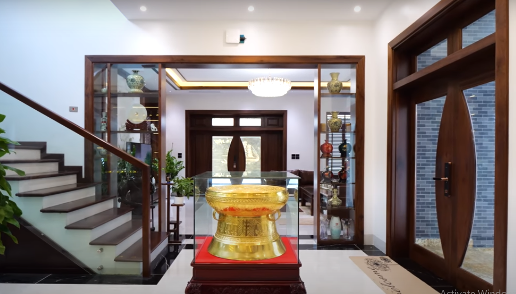 Ở bên trong, bước qua cửa chính là khu vực đại sảnh rộng rãi, thoáng với trần cao, ở giữa nổi bật là chiếc trống đồng dát vàng 24k.