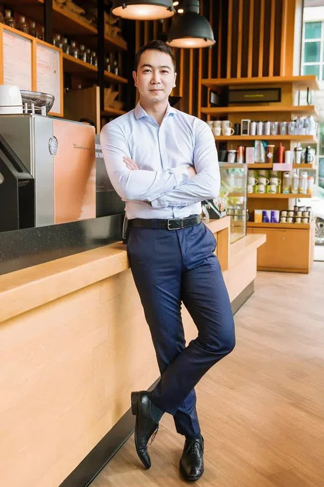 Lan Khuê là khuôn mặt nổi trội trong làng giải trí còn John Tuấn Nguyễn là doanh nhân nổi tiếng ở TP HCM. John Tuấn Nguyễn là cháu nội của bà Tư Hường - người phụ nữ quyền lực lãnh đạo tập đoàn Toàn Cầu.