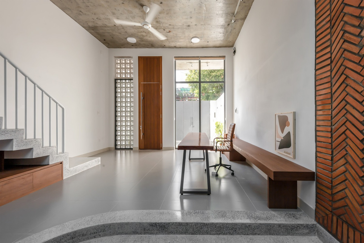 Tầng một là nơi các thành viên trong gia đình sum vầy. Không gian làm việc được gói gọn ngay trước cửa nhà, nơi mà gia chủ tiện cho việc tiếp khách và cũng là nơi để quan sát các hoạt động trong nhà.