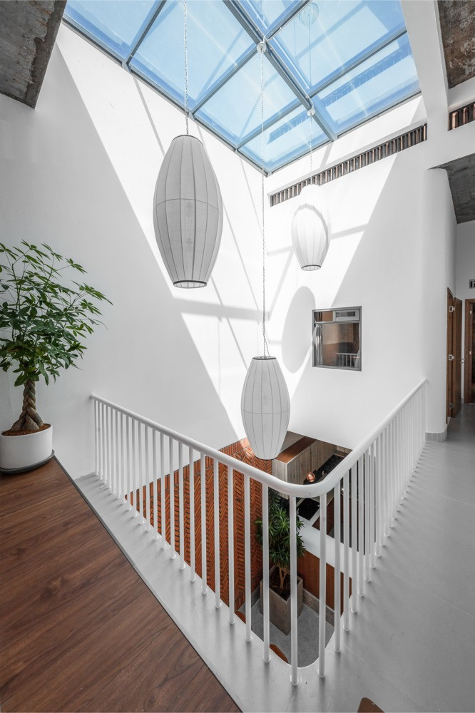 Tất cả không gian đều được kết nối với khu vực giếng trời giữa nhà, là nơi đóng nhiều vai trò cho nhà phố.