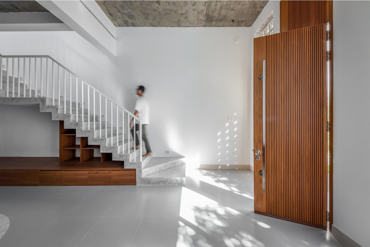 Thứ nhất, giếng trời tăng cường thông gió để giảm nhiệt. Thứ hai, giếng trời cung cấp ánh sáng tự nhiên vào ban ngày để giảm thiểu tiêu thụ điện năng.