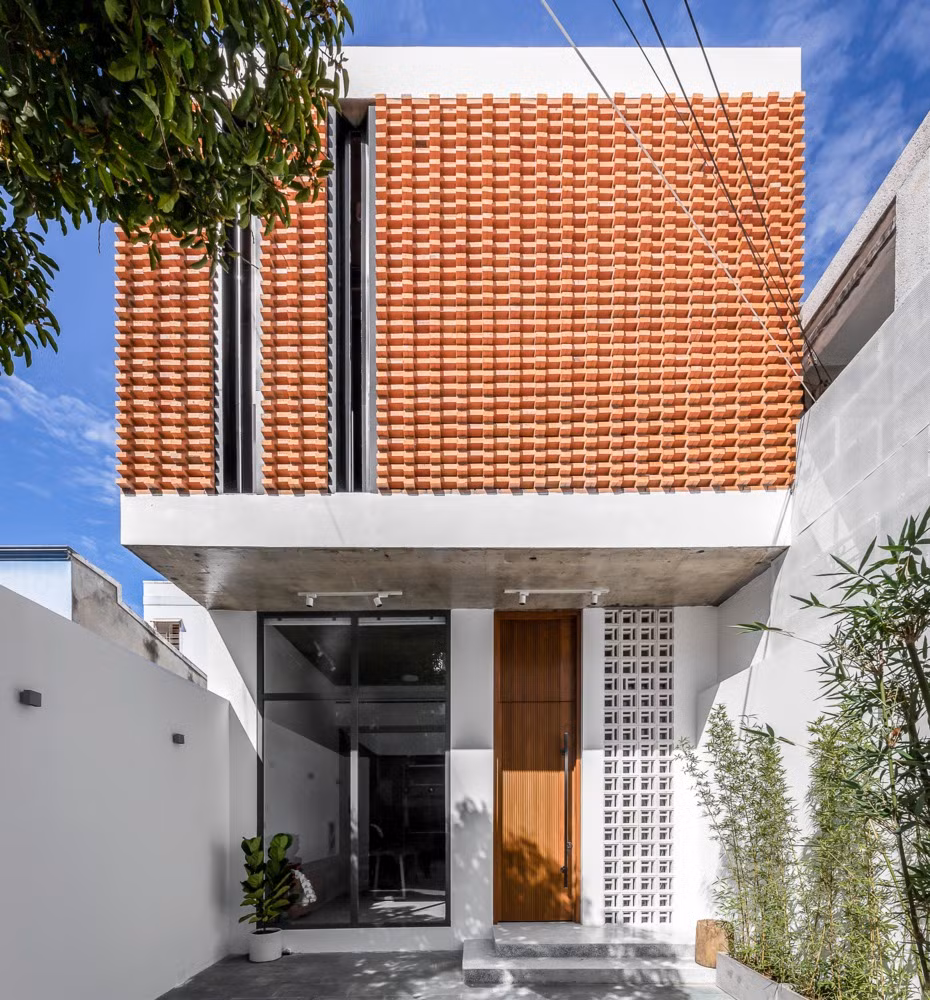 Công năng là một trong những yếu tố được đề cao trong quá trình thiết kế. Trong dự án này, kiến trúc sư tìm hiểu nhu cầu của khách hàng và quan sát môi trường địa phương để thiết kế ngôi nhà không chỉ nâng cao cuộc sống mà còn hài hòa với các yếu tố bên ngoài.