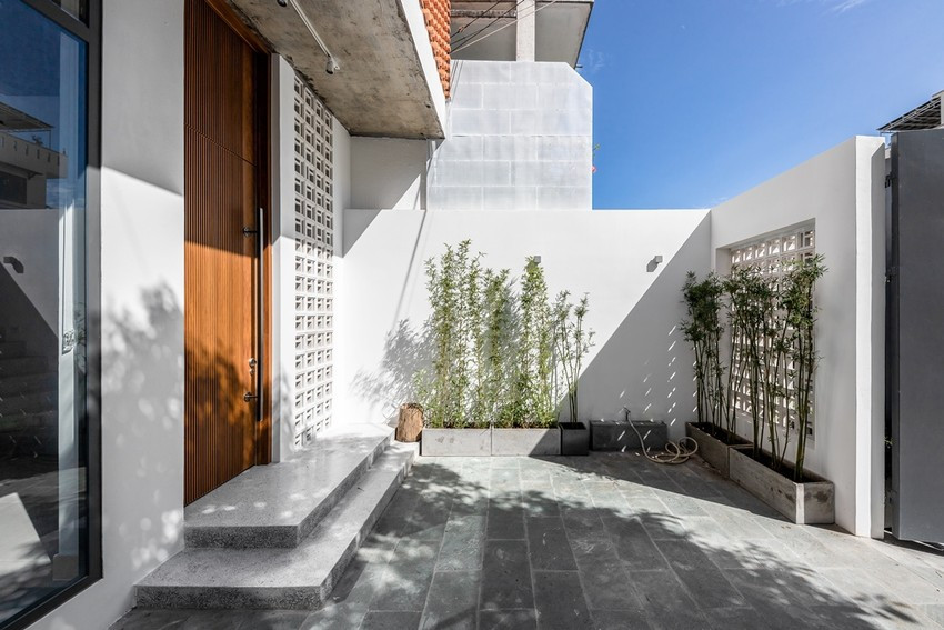 Khoảng sân nhỏ trồng cây đồng thời tạo khoảng trống cho các con vui chơi.