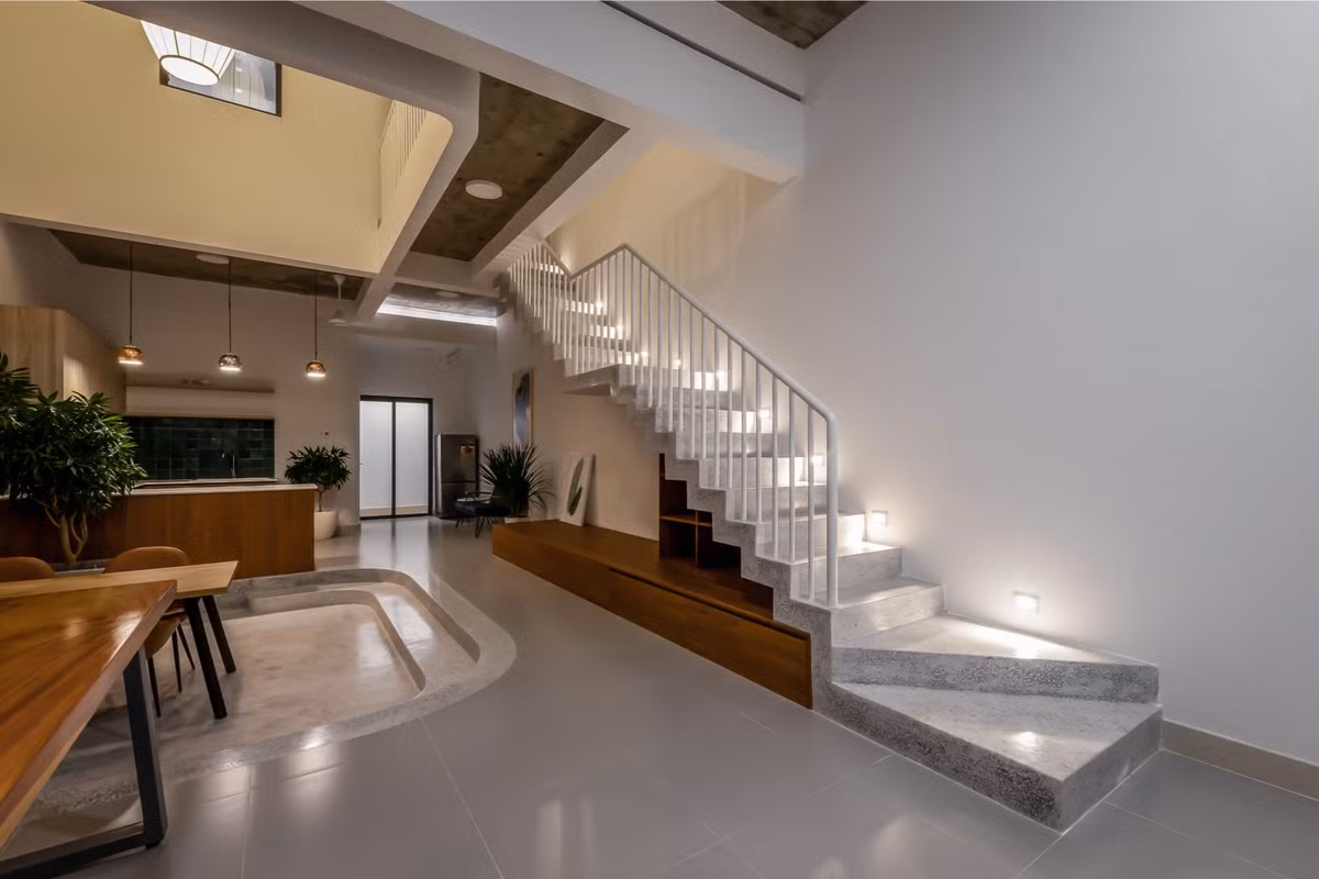 Một góc thư viện nhỏ của bé được bố trí dưới cầu thang, nơi mà bé có thể chơi đùa hay đọc sách hoặc có thể là nơi làm một giấc ngủ trưa hè.