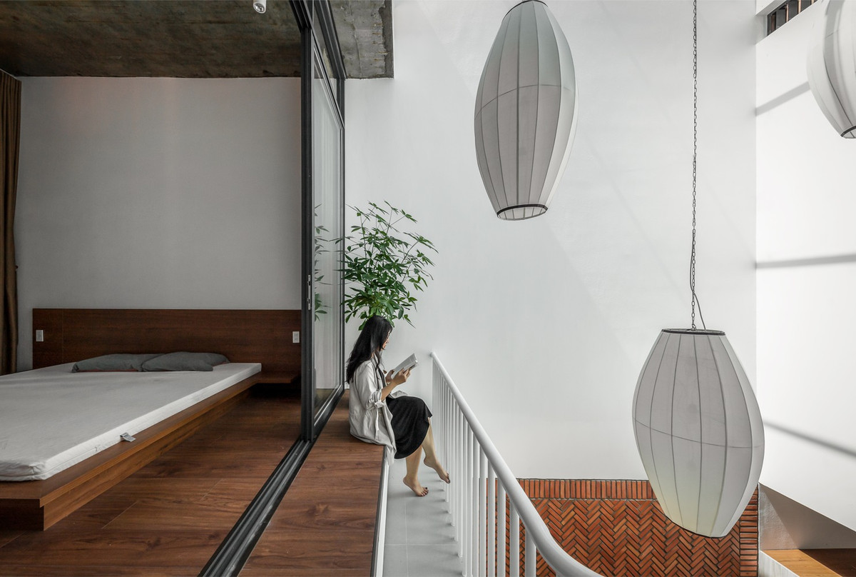 Khu vực khép kín bao gồm phòng ngủ và phòng tắm trong khi khu vực mở bao gồm không gian làm việc, nhà bếp và sân chơi cho trẻ em.